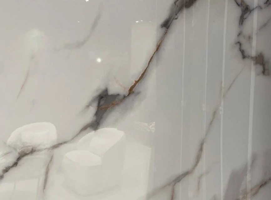 Oppio €59 PER PANEEL - PVC Wandpaneel Calacatta Gold Hoogglans - 120x280x0,3 cm