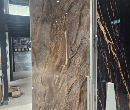 Oppio €67 PER PANEEL - PVC Wandpaneel Milos Bruin Hoogglans - 120x280x0,3 cm