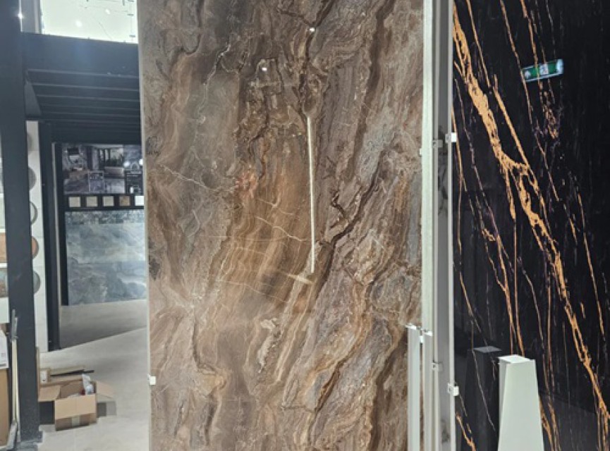 Oppio €67 PER PANEEL - PVC Wandpaneel Milos Bruin Hoogglans - 120x280x0,3 cm