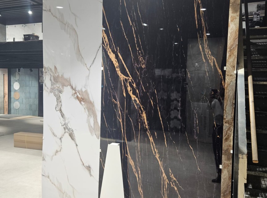 Oppio €67 PER PANEEL - PVC Wandpaneel Ceasar Black / Zwart Goud Hoogglans - 120x280x0,3 cm