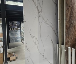 Oppio €84 PER PANEEL - PVC Wandpaneel MAT Calacatta Marmer Wit / Grijs - 120x280x0,3 cm