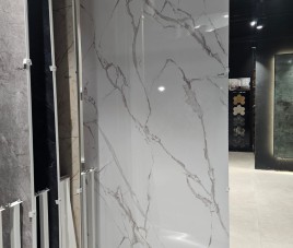 Oppio €49 PER PANEEL - 120x280x0,3 cm - PVC Wandpaneel Calacatta Marmer Wit / Grijs Hoogglans