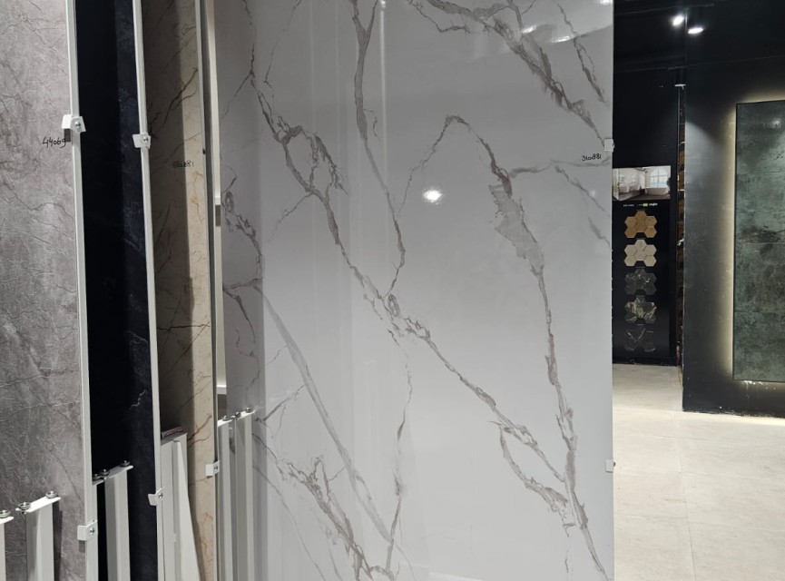 Oppio €49 PER PANEEL - 120x280x0,3 cm - PVC Wandpaneel Calacatta Marmer Wit / Grijs Hoogglans