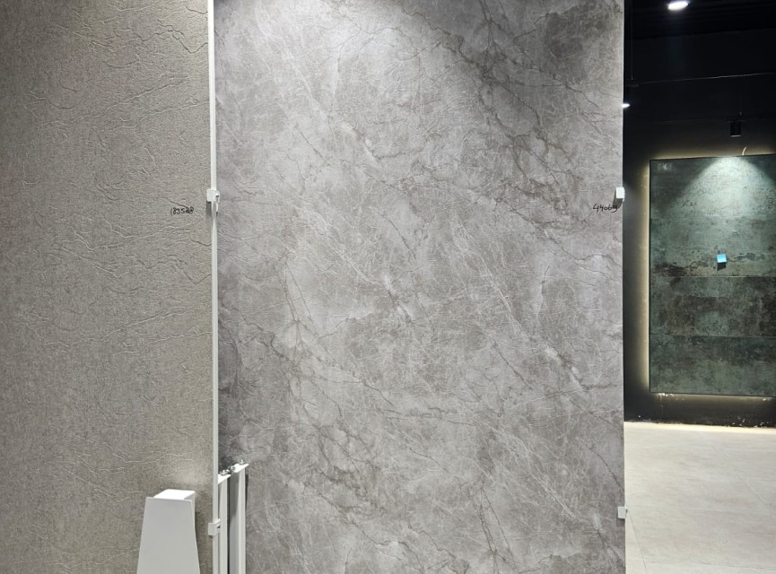 Oppio €72 PER PANEEL - 120x280x0,3 cm - PVC Wandpaneel MAT Marmerlook Taupe