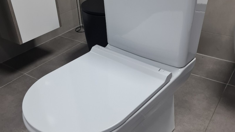 Een moderne badkamer met een douche wc