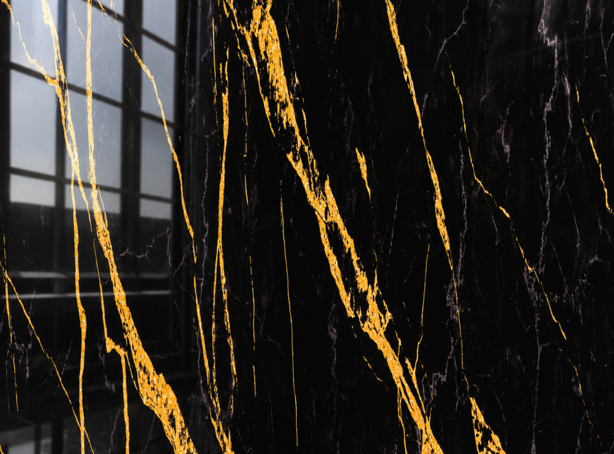 Oppio €67 PER PANEEL - PVC Wandpaneel Ceasar Black / Zwart Goud Hoogglans - 120x280x0,3 cm