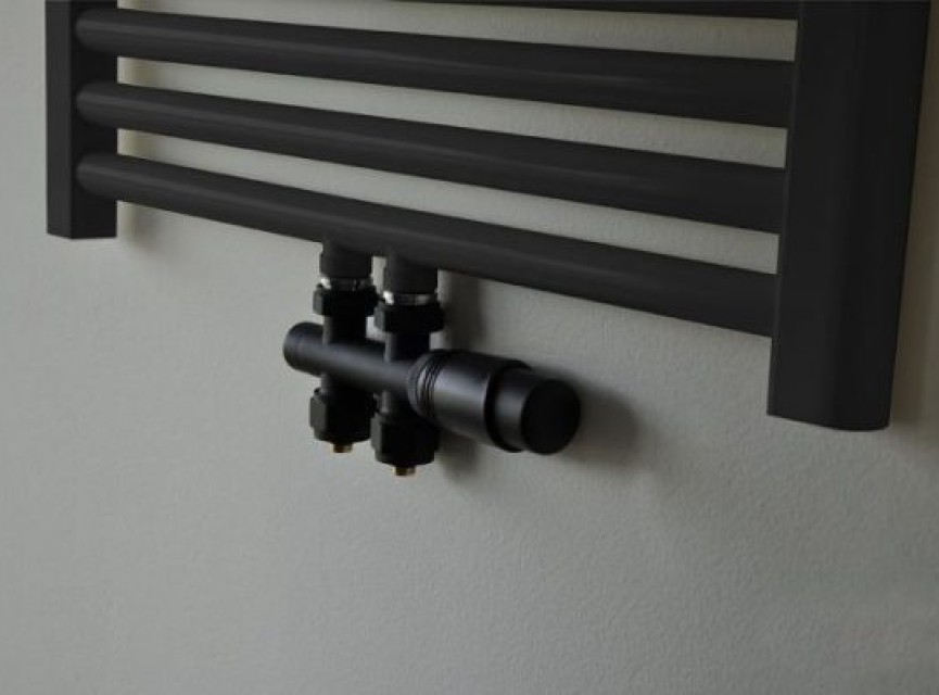 Universele radiator aansluitset Zwart (midden-onder-recht) onderblokset 