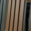 €28 Per Stuk - TEAK - Zwarte strepen - Gevelbekleding – Composiet | 290 x 22 cm | Gevel | Tuin | 3D Houtnerf