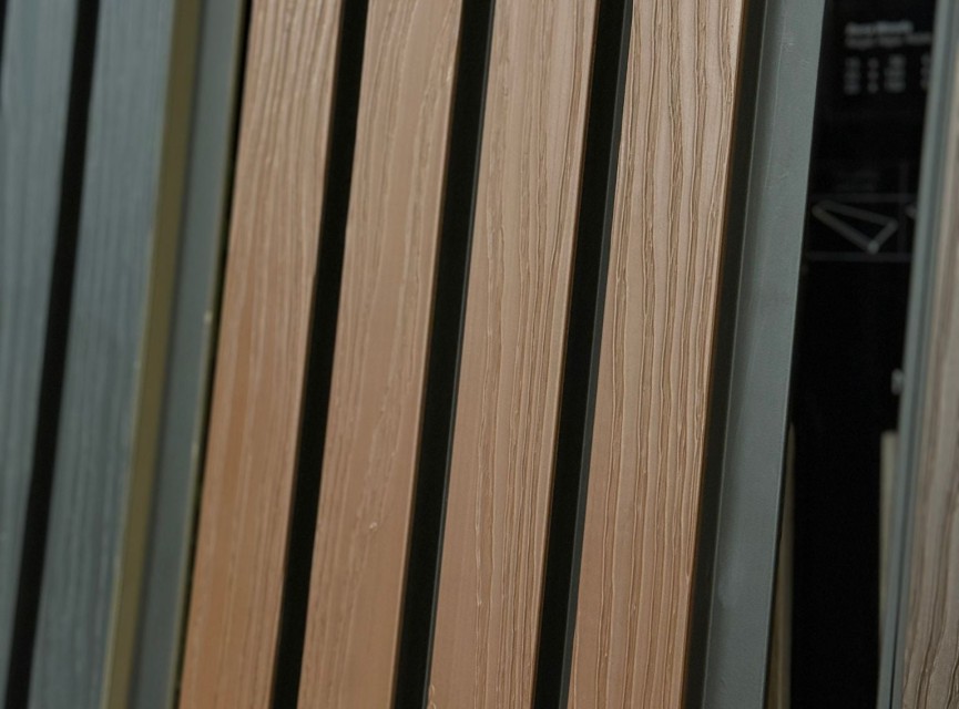 €28 Per Stuk - TEAK - Zwarte strepen - Gevelbekleding – Composiet | 290 x 22 cm | Gevel | Tuin | 3D Houtnerf