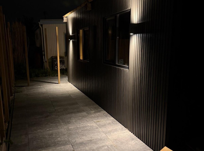 €28 Per Stuk - BLACK - Zwarte strepen - Gevelbekleding – Composiet | 290 x 22 cm | Gevel | Tuin
